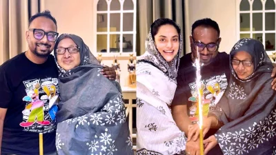 গত মার্চে রাফীর জন্মদিনে তার বাড়িতে নির্মাতার মাকে পাশে নিয়ে কেক কাটেন তমা। ছবি: সংগৃহীত