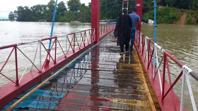 টানা বৃষ্টি ও পাহাড়ি ঢলে কাপ্তাই হ্রদের পানির উচ্চতা বেড়েই চলেছে। এতে যেকোনো মুহূর্তে ডুবে যেতে পারে রাঙামাটির ‘সিম্বল’ খ্যাত ঝুলন্ত সেতু। ছবি: ইত্তেফাক