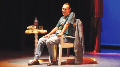 ‘কাদামাটি’ নাটকের দৃশ্য। ছবি: সংগৃহীত