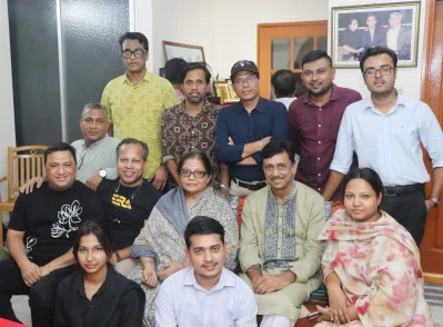 অভিনেত্রী ডলি জহুরের সঙ্গে আড্ডা শেষে বিনোদন সাংবাদিকদের একাংশ। ছবি: ইত্তেফাক