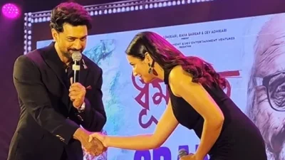 &lsquo;ধুমকেতু&rsquo; সিনেমার ট্রেলার লঞ্চ অনুষ্ঠানে প্রধান দুই চরিত্র দেব ও শুভশ্রী। ছবি: সংগৃহীত