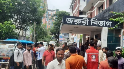 হাসপাতালেও ছুটে আসেন অনেকেই। ছবি: ইত্তেফাক