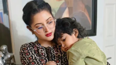 ছেলে পূণ্যর সঙ্গে পরীমণি। ছবি: সংগৃহীত