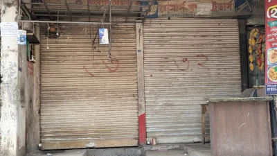 মসজিদ মার্কেটের এই দোকানে সাংবাদিক আসাদুজ্জামান তুহিনকে প্রকাশ্যে কুপিয়ে হত্যা করা হয়।