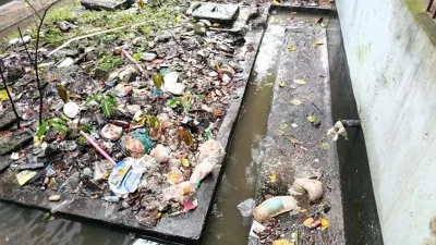 রায়পুর উপজেলা স্বাস্থ্য কমপ্লেক্সের প্রবেশ পথ থেকে শুরু করে আঙিনা পর্যন্ত ছড়িয়ে আছে পলিথিন, প্লাস্টিক ও নোংরা বর্জ্য। ছবি: ইত্তেফাক