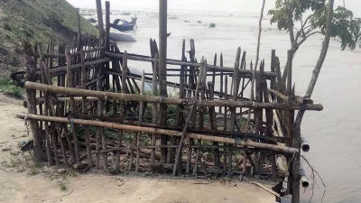 নদীর গ্রাসে মিলিয়ে যাচ্ছে কবরটি। ছবি: ইত্তেফাক