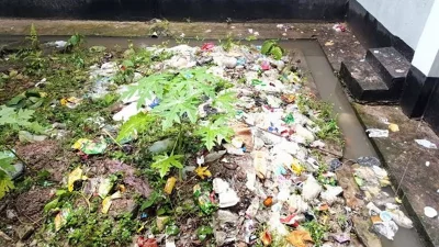 রায়পুর উপজেলা স্বাস্থ্য কমপ্লেক্সের প্রবেশ পথ থেকে শুরু করে আঙিনা পর্যন্ত ছড়িয়ে আছে পলিথিন, প্লাস্টিক ও নোংরা বর্জ্য। ছবি: ইত্তেফাক