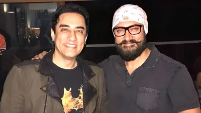 ভাই ফয়সাল খানের সঙ্গে বলিউড তারকা আমির খান। ছবি: সংগৃহীত