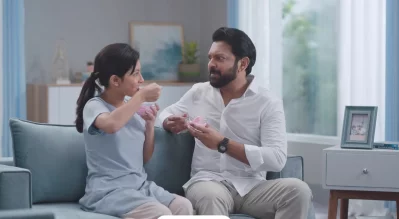একটি টুথপেস্টের বিজ্ঞাপনচিত্রে আইরাকে দেখা গেছে বাবা তাহসানের সঙ্গে। ছবি: সংগৃহীত