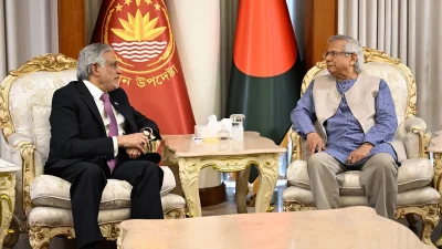 প্রধান উপদেষ্টা অধ্যাপক মুহাম্মদ ইউনূসের সঙ্গে আলোচনায় পাকিস্তানের পররাষ্ট্রমন্ত্রী ইসহাক দার। ছবি: সংগৃহীত