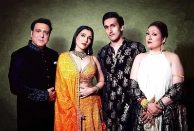 গোবিন্দ-সুনীতার সঙ্গে মেয়ে টিনা আহুজা ও ছেলে যশবর্ধন। ছবি: সংগৃহীত