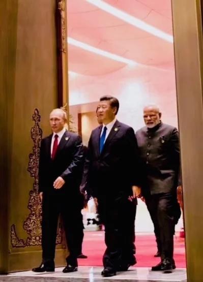 ট্রুথ সোশ্যালে নিজের পোস্টে পুতিন, শি ও মোদির এই ছবিটি জুড়ে দিয়েছেন ট্রাম্প। ছবি: সংগৃহীত