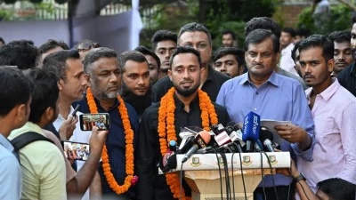 তিনি ক্রিক্টকে মেটনে জিতেন