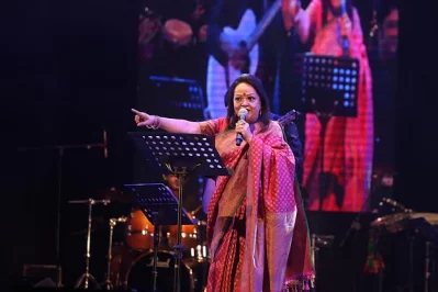 একক সংগীতানুষ্ঠানে শ্রোতারা বুঁদ হয়ে যান, শিল্পী একে একে পরিবেশন করেন তার জনপ্রিয় গানগুলো। ছবি: সংগৃহীত