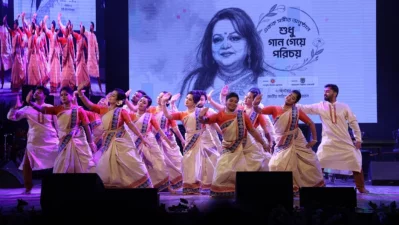 সমবেত নৃত্য &lsquo;গীতিময় সেই দিন চিরদিন বুঝি আর এলো না&rsquo; পরিবেশন করেন, বাংলাদেশ শিল্পকলা একাডেমির নৃত্যশিল্পীবৃন্দ। ছবি: সংগৃহীত