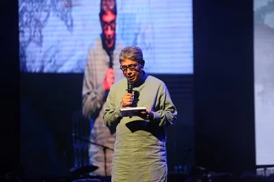 অনুষ্ঠান সঞ্চালনা করেন নন্দিত অভিনেতা আফজাল হোসেন। ছবি: সংগৃহীত