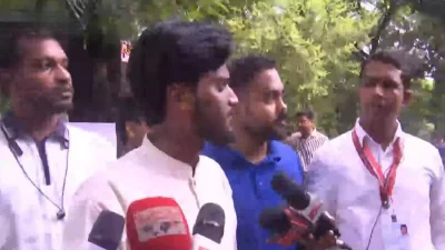 সাংবাদিকদের সঙ্গে কথা বলছেন বাগছাস সমর্থিত ভিপি প্রার্থী আব্দুল কাদের। ছবি: ভিডিও থেকে নেওয়া