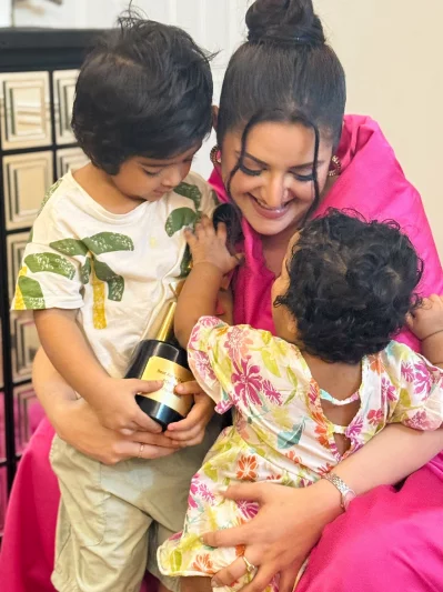 দুই সন্তান রাজ্য ও প্রিয়মের সঙ্গে চিত্রনায়িকা পরীমণি। ছবি: সংগৃহীত