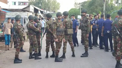 মঙ্গলবার পাল্টাপাল্টি মিছিলের কারণে সড়কে অবস্থান নেয় আইনশৃঙ্খলা রক্ষা বাহিনী। ছবি: সংগৃহীত