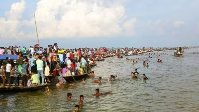নৌকাবাইচের শুরু থেকে শেষ পর্যন্ত বিলের দুই পাশে দেখা গেছে উপচে পড়া ভিড়। ছবি: ইত্তেফাক
