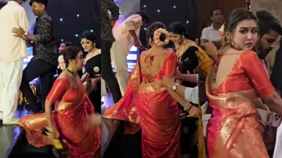 হাতে অ্যাওয়ার্ড নিয়ে মঞ্চ থেকে নামার সময় হঠাৎ হোঁচট খেয়ে পড়ে যাচ্ছিলেন চমক। ছবি: ভিডিও থেকে