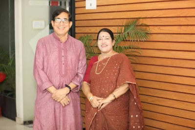 স্বামী বংশীবাদক গাজী আবদুল হাকিমের সঙ্গে লালনসংগীতশিল্পী ফরিদা পারভীন। ছবি: সংগৃহীত