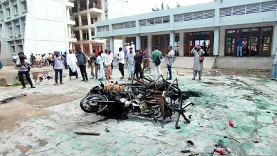 লোকাল থানা, হাইওয়ে থানা ও উপজেলা পরিষদ ভাংচুর। ছবি: ইত্তেফাক