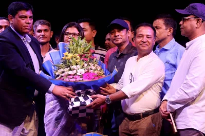 মতবিনিময় সভায় একাডেমির সকল বিভাগের পক্ষ থেকে নতুন মহাপরিচালককে ফুলেল শুভ্ছো জানানো হয়। ছবি: সংগৃহীত