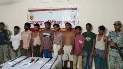 অস্ত্রসহ আটক ডাকাত দলের সদস্যরা। ছবি: সংগৃহীত