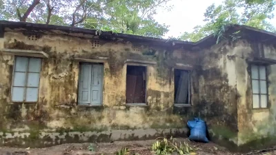 ফেনীর দাগনভূঞা উপজেলার ইয়াকুবপুর ইউনিয়ন স্বাস্থ্য ও পরিবার কল্যাণ কেন্দ্রের বেহাল দশায় দুর্ভোগে পড়েছে এলাকাবাসী।  ছবি: ইত্তেফাক