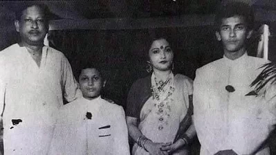 পরিবারের সঙ্গে সালমান শাহ। ছবি: সংগৃহীত