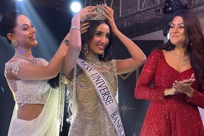 তানজিয়া জামান মিথিলাকে সেরার মুকুট পরিয়ে দেন অভিনেত্রী তমা মির্জা এবং মডেল-অভিনেত্রী পিয়া জান্নাতুল। ছবি: সংগৃহীত