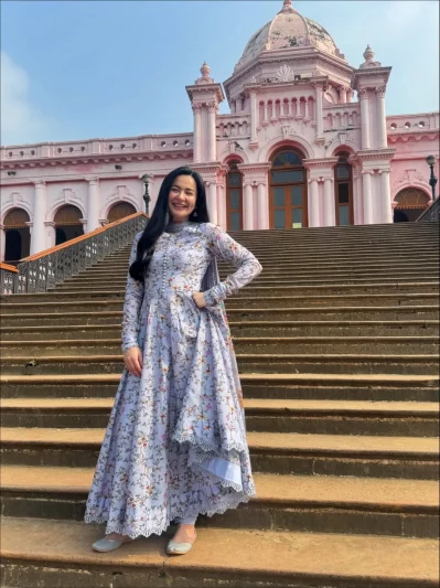 শুক্রবার পুরান ঢাকার ঐতিহ্যবাহী স্থাপনা আহসান মঞ্জিলের সামনে হানিয়া আমির। ছবি: সংগৃহীত