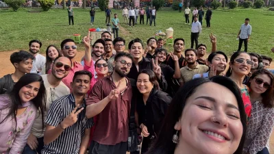 নিজের সঙ্গে আসা টিম, আয়োজক পক্ষ, অন্যান্য ইনফ্লুয়েনসার ও অতিথিদের সঙ্গে গ্রুপ সেলফিতে হানিয়া আমির। ছবি: সংগৃহীত