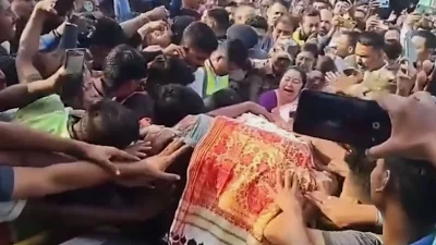 স্বামীর কফিন আঁকড়ে ধরে কান্নায় ভেঙে পড়েন স্ত্রী গারিমা সাইকিয়া গার্গ। ছবি: সংগৃহীত
