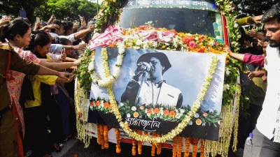 প্রিয় শিল্পীকে ফুল দিয়ে শেষ শ্রদ্ধা জানান ভক্তরা, এসময় কান্নায় ভেঙে পড়েন কেউ কেউ। ছবি: সংগৃহীত