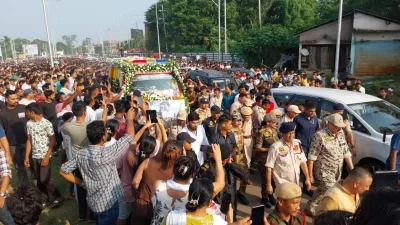 বিমানবন্দর থেকে নিয়ে যাওয়া হচ্ছে জুবিন গার্গের মরদেহ। ছবি: সংগৃহীত