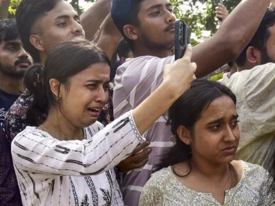 প্রিয় শিল্পীকে শেষ শ্রদ্ধা জানাতে এসে কান্নায় ভেঙে পড়েন ভক্তরা। ছবি: সংগৃহীত