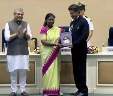 রাষ্ট্রপতি দ্রৌপদী মুর্মুর হাত থেকে ৭১তম জাতীয় চলচ্চিত্র পুরস্কার গ্রহণ করছেন কিং খান। ছবি: সংগৃহীত 