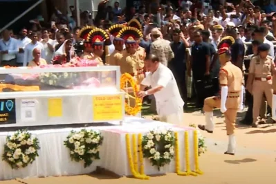 শিল্পীর প্রতি শেষ শ্রদ্ধা জানান আসামের মুখ্যমন্ত্রী হিমন্ত বিশ্ব শর্মা। ছবি: সংগৃহীত