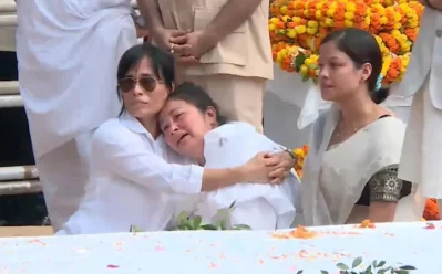 এসময় একবারও মরদেহের কাছ থেকে সরেননি স্ত্রী গারিমা। ছবি: সংগৃহীত