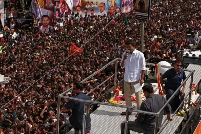 মঞ্চে বক্তব্য দিচ্ছেন থালাপতি বিজয়। শনিবার তামিলনাড়ুর কারুর জেলায়। ছবি: সংগৃহীত