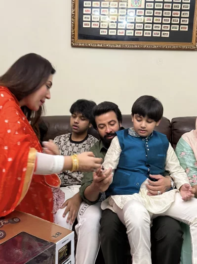 ছেলে জয়ের সঙ্গে শাকিব খান ও অপু বিশ্বাস। ছবি: সংগৃহীত