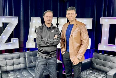 &lsquo;ফ্রাইডে নাইট উইথ জায়েদ খান&rsquo; শোয়ের সেটে চিত্রনায়ক জায়েদ খানের সঙ্গে কণ্ঠশিল্পী আসিফ আকবর। ছবি: সংগৃহীত