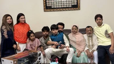 ছেলের জন্মদিনে পরিবারের সঙ্গে শাকিব খান ও অপু বিশ্বাস। ছবি: সংগৃহীত