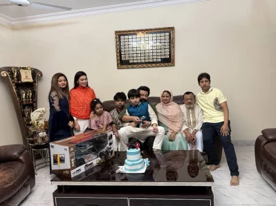 ছেলের জন্মদিনে পরিবারের সঙ্গে শাকিব খান ও অপু বিশ্বাস। ছবি: সংগৃহীত