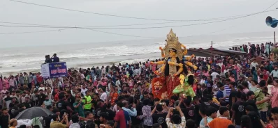 কক্সবাজার সমুদ্র সৈকতে প্রতিমা বিসর্জন। ছবি: ইত্তেফাক