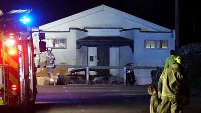 মসজিদে আগুন লাগার খবর পেয়ে ছুটে যান জরুরিকর্মীরা। ছবি: সংগৃহীত