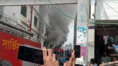 আশুলিয়ায় পোশাক কারখানায় আগুন, নিয়ন্ত্রণে ৯ ইউনিট