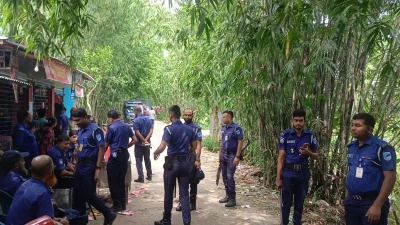 ঘটনাস্থলে অতিরিক্ত পুলিশ মোতায়েন করা হয়েছে। ছবি: ইত্তেফাক